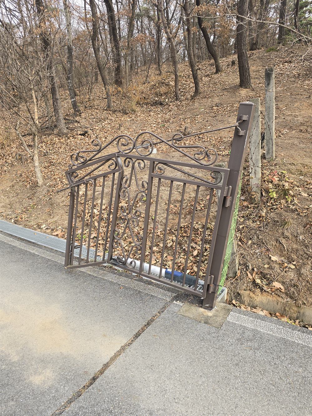 시공 전 - 전원주택 진입로 갈색 장식 대문의 파손 상태